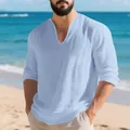 Détail d'un t-shirt décontracté en lin bleu clair à col en V pour homme à la plage - Bleu clair