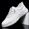 Sneakers casual da uomo in pelle bianca a taglio basso con elegante motivo a rilievo - 38 / Bianco