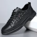 Sneakers basse da uomo in pelle nera con un particolare motivo laterale a rilievo - 38 / Nero