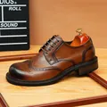 Handgemaakte bruine leren brogue derby schoenen met klassieke vleugeltip details - Bruin