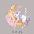 Écusson thermocollant licorne sur la lune pour vêtements enfants, 9,9 x 10 cm - Licorne Dormant sur la Lune (AT1529)