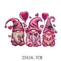 Parche termoadhesivo gnomos de San Valentín para ropa DIY diseño rosa 25x16.7cm - Juego de Amor de Tres Gnomos (DF0261) / 25x16.7cm