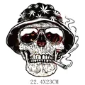 Cooles Totenkopf Bügelbild mit Hanfblatt Hut und Sonnenbrille, Maße 22,4 x 23 Zentimeter - Totenkopf Mit Hut Und Rauch (DH1601) / 22.4X23CM
