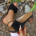 Nahaufnahme schwarzer Keilsandalen für Damen mit 3D-Blumendekor für den Sommer - Schwarz