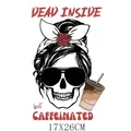 Patch thermocollant tête de mort Dead Inside But Caffeinated 17x26 cm - Crâne à Lunettes d'Aviateur avec Café Glacé (DH1551)