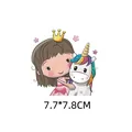 Patch de transfert thermique dessin animé fille et licorne pour vêtements, 7,7x7,8 cm - Fille Embrassant Licorne (AT0268) / 7.7x7.8cm