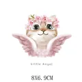 Écusson thermocollant chat mignon avec ailes roses et couronne de fleurs, 8x6,9 cm - Chat Ange (AT1381)