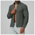 Détail de la veste de sport pour hommes avec col montant et fermeture éclair verte - Gris Olive
