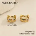 Détail de boucles d'oreilles en acier doré avec zircons arc-en-ciel et dimensions indiquées - Or 18 carats / Style Arc-en-ciel Double Rangée (NMSE-M5110-1)