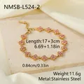 Nahaufnahme eines goldfarbenen Edelstahlarmbands mit rosa Blumenanhängern und Größenangaben - 18K-Gold / Rosa Blumen (NMSB-L524-2)