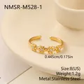 Primo piano di anello in acciaio dorato con motivi floreali e intarsi in cristallo - Taglia unica / Stile Squisito a Quattro Fiori (NMSR-M528-1) / Oro