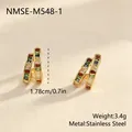 Détail des boucles d'oreilles créoles en acier inoxydable doré avec zircons arc-en-ciel. - Or 18 carats / Style Arc-en-ciel Double Rangée (NMSE-M548-1)