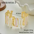 Bracciale rigido artistico in acciaio dorato con strisce smaltate rosa e bianche - Stile Artistico Europeo a Strisce Rosa e Bianche (NMSB-M556-2) / Oro 18K