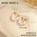 Detalle de pendientes de perlas en forma de C con tamaño 1,9 cm e información de acero - Pendiente de Perla en Forma de C (NMSE-M659-3) / 1.9cm / Dorado