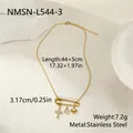 Detalle del collar de imperdible con dijes de corazón y cruz en dorado - Estilo de Colgante de Cruz de Alfiler (NMSN-L544-3) / Pieza Única / Dorado