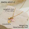 Nahaufnahme der bunten Tulpen und Schmetterlingsanhänger an goldener Edelstahlkette - Herz Schmetterling Stil (NMSN-M537-2) / 18K-Gold