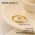 Vista macro di un anello aperto in acciaio dorato con cuore e intarsio di cristalli e specifiche - Taglia unica / Stile Cuore e Pavé di Strass (NMSR-M528-2) / Oro