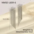 Detaillierte Makroansicht von Quastenohrringen aus Edelstahl mit Maßangabe und Gewicht - Silberner Stil (NMSE-L659-6) / 18K-Gold
