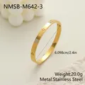 Detalle de brazalete de acero inoxidable dorado con grabado de estrella y pavé. - Estilo Cuadrado Estrella (NMSB-M642-3)
