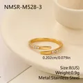 Dettaglio che mostra lo spessore e l'incastonatura di cristalli pavé dell'anello. - Taglia unica / Stile Semplice Pavé di Strass (NMSR-M528-3) / Oro