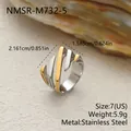 Vue détaillée d'une bague en acier inoxydable bicolore au design géométrique de feuille. - Feuille Abstraite (NMSR-M732-5)