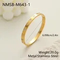 Primer plano de un brazalete de acero inoxidable dorado con corazones y medidas - Estilo Corazón Pavé (NMSB-M643-1)