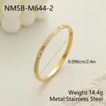 Primer plano de un brazalete de acero inoxidable dorado con cristales y medidas. - Estilo de una Fila de Strass (NMSB-M644-2)