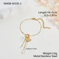 Vergoldetes Edelstahlarmband mit Bienenanhänger und zarter weißer Blumendetail - 18K-Gold / Bienen Blumen Anhänger Stil (NMSB-M338-2)