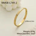 Detalle de brazalete de acero inoxidable dorado con textura acanalada y piedras - Estilo Strass Acanalado (NMSB-L749-2)