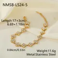 Detailansicht des goldenen Edelstahl-Blumenarmbands mit Kristallen und Produktmaßen. - 18K-Gold / Weiße Blumen (NMSB-L524-5)