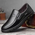 Klassische schwarze Herren-Leder-Loafer mit bequemem Slip-On-Design für den Alltag - Schwarz