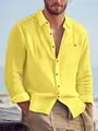 Lässiges langärmeliges Herrenhemd in Gelb mit Leinentextur am Strand am Model gezeigt - S / Oberteile / Gelb