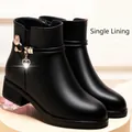Elegante schwarze Stiefeletten aus weichem Leder mit Herzanhänger und Blockabsatz - Schwarz Einzelfutter