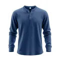 Λεπτομέρεια από casual ανδρική μπλούζα Henley με μακριά μανίκια σε μπλε ανάγλυφο ύφασμα - Denim Μπλε