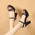 Élégantes sandales noires à talons hauts et plateforme avec fines brides croisées pour femme - Taille une demi-pointure de moins / 218 Noir