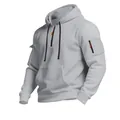 Nahaufnahme eines grauen Herren-Hoodies mit Ärmeltasche und halbem Reißverschluss. - S / Oberteile / Hellgrau