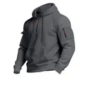 Detail des dunkelgrauen Fleece-Hoodies für Herren mit praktischer Armtasche und orangem Reißverschluss - Dunkelgrau