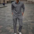 Vista detallada del conjunto informal de polo de jacquard gris de manga larga y pantalón - Gris