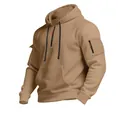 Detailansicht eines khakifarbenen Herren-Fleece-Hoodies mit Ärmel-Reißverschlusstasche - Camel