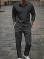 Vista detallada de la textura jacquard gris en el conjunto de polo y pantalón para hombre - Negro