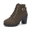 Botines marrones con tacón alto grueso, cordones y detalle de hebilla en fondo blanco. - 35 / Verde Militar