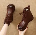 Vista detallada de botines marrones retro con plataforma y un cálido forro de felpa blanca. - 35 / Estilo con Forro de Felpa / Marrón