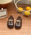 Detailansicht der dunkelbraunen T-Strap Mary Jane Lederschuhe im Retro-Stil für Mädchen - Größe 36 Innenlänge 22 / Braun