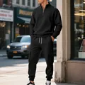 Modelo luciendo chándal negro con cremallera y pantalones cargo en una calle de la ciudad - Negro