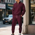 Vista frontal de un chándal de forro polar burdeos para hombre con pantalón cargo - S / Top Y Pantalón / Granate