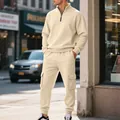 Vista completa del conjunto de chándal de felpa retro para hombre en color crema - Albaricoque