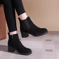 Bottines classiques en daim noir avec talons épais et design élégant à bout rond - Noir