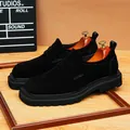 Vintage heren loafers van zwart suède met platformzool en een stijlvolle vierkante neus. - Zwart