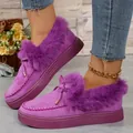 Detailansicht lila Winter-Plüschschuhe für Damen mit Kunstpelzbesatz und Plateausohle. - Lila