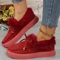 Nahaufnahme roter Damen-Winter-Loafer mit dickem Kunstfellfutter und Plateausohle - Rot
